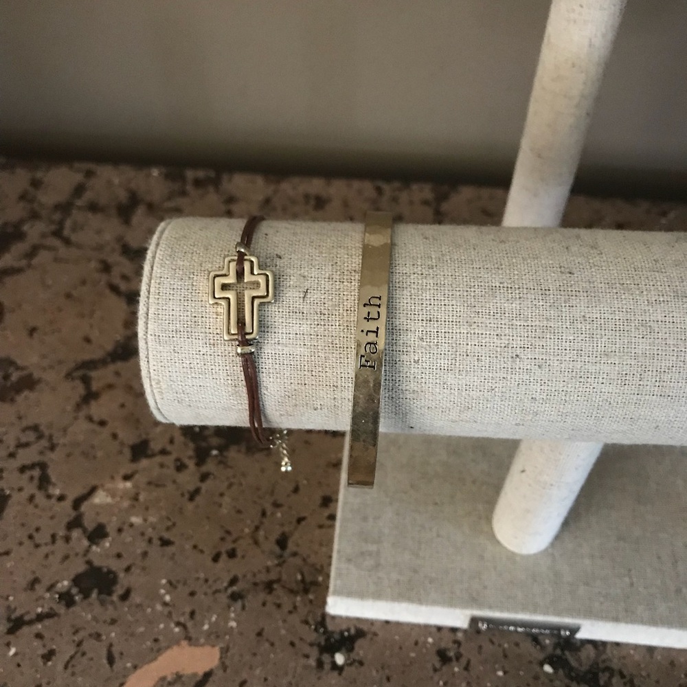 2 Bracelets